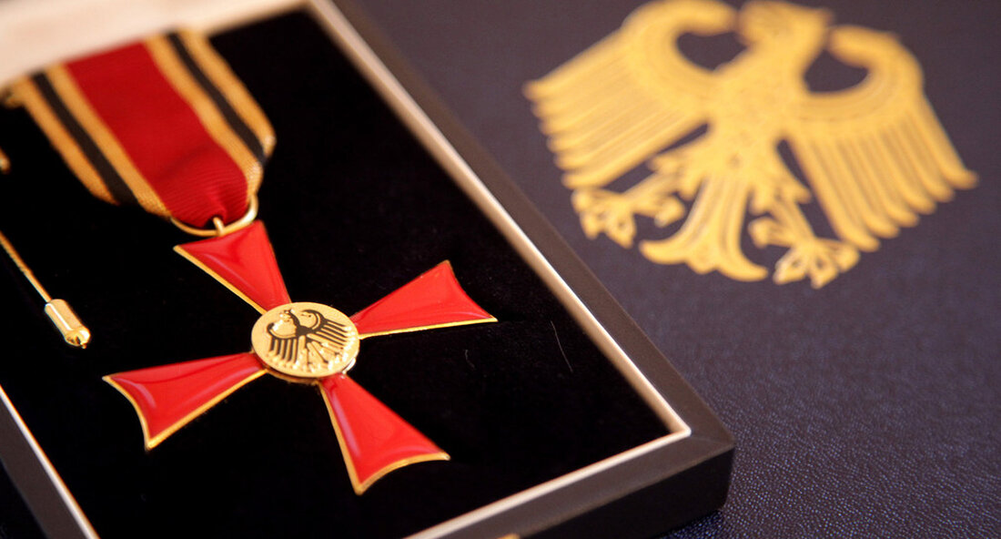 Peter Heiden erhielt die Bundesverdienstmedaille für seine großen Verdienste um das kulturelle Erbe und die Förderung der Region am sogenannten „Heidengraben“. Justiz- und Migrationsminister Marion Gentges überreichte Herrn Peter Heiden am 21. Juni 2022 im Rahmen einer Feierstunde in Erkenbrechtsweiler die Verdienstmedaille der Bundesrepublik Deutschland Verband FAKT Verein zur Förderung von Archäologie, Kultur und Tourismus verliehen. Der Verein hat sich zum Ziel gesetzt, die Geschichte und die damit verbundenen Traditionen zu bewahren, zu dokumentieren und zu fördern, insbesondere in den Bereichen der Archäologie und Kulturgeschichte, aber auch im kulturellen Leben im Allgemeinen und in Bezug auf Natur und Tourismus in …