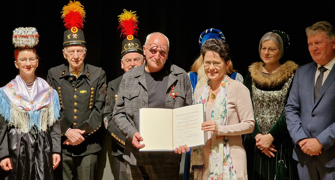 Justizministerin Marion Gentges hat José Francisco Agüera Oliver das Bundesverdienstkreuz überreicht. Mit seinem Engagement im Bereich Sprache und Kultur und der Förderung, gerade auch von Kindern und Jugendlichen, hat er sich mehr als vorbildlich um das Ansehen des Landes und der Bundesrepublik Deutschland verdient gemacht. Ministerin der Justiz und für Migration Marion Gentges hat José Francisco Agüera Oliver im Rahmen einer Feierstunde am 24. März 2023 in Hausach den Verdienstorden der Bundesrepublik Deutschland überreicht, der ihm von Bundespräsident Frank-Walter Steinmeier verliehen worden war. Der Bundesverdienstorden ist die höchste Auszeichnung der Bundesrepublik Deutschland für besondere Leistungen im politischen, wirtschaftlichen, kulturellen, geistigen …