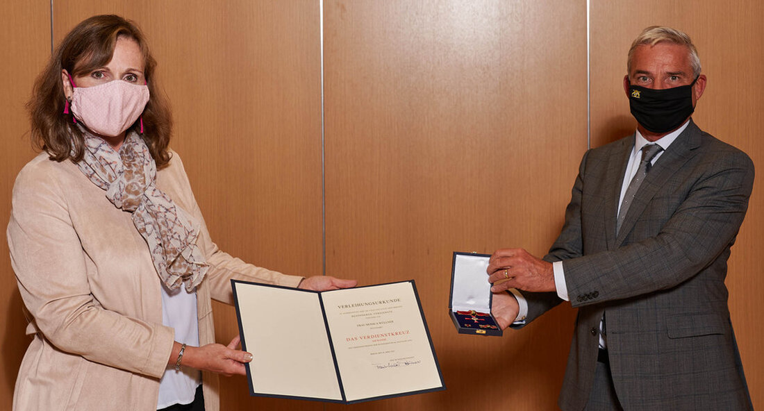 Innenminister Thomas Strobl überreichte Monica Wüllner das Bundesverdienstkreuz am Band. Die Bundesrepublik Deutschland bedankt sich bei ihr für ihr langjähriges Engagement in Sport, Soziales und insbesondere für Kinder und Jugendliche. „Mit der Verleihung des Verdienstordens der Bundesrepublik Deutschland dankt die Bundesrepublik Deutschland den Menschen für ihre herausragenden persönlichen Leistungen für das Gemeinwohl in unserem Land. Monica Wüllner hat mit ihren unermüdlichen Bemühungen, insbesondere im Kinder- und Jugendbereich, viel für das Gemeinwohl getan “, sagte der stellvertretende Ministerpräsident und Innenminister Thomas Strobl. Anlass war die Übergabe des Bundesverdienstkreuzes auf Band, des Verdienstordens der Bundesrepublik Deutschland am 13. Oktober 2020, die im …
