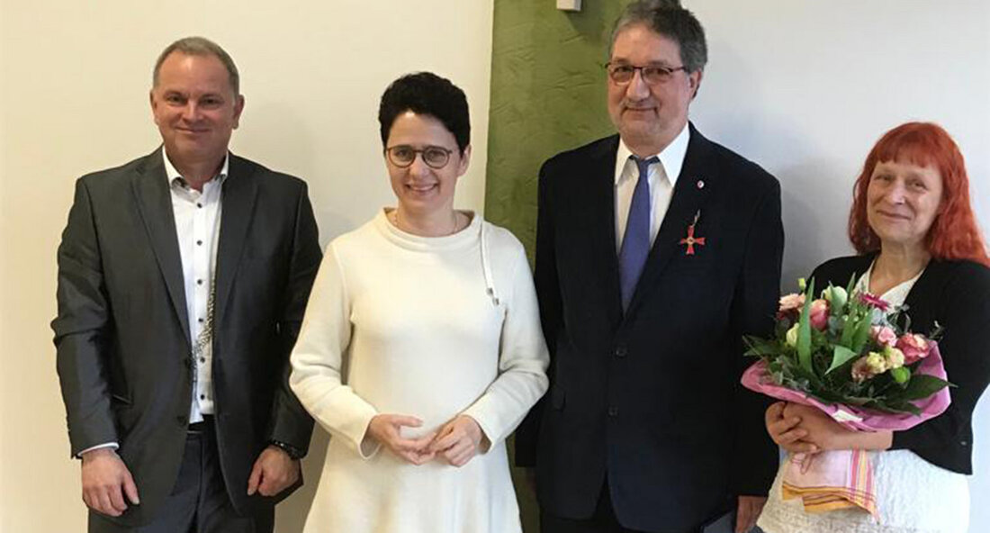 Aufgrund seines großen Engagements für die Organspende und für Organtransplantationen hat Justizministerin Marion Gentges, Burkhard Tapp, den Bundesverdienstorden überreicht. Sein ehrenamtliches Engagement ist ein Vorbild für die Gesellschaft und macht anderen Mut, es ihm gleichzutun. Ministerin der Justiz und für Migration Marion Gentges hat Burkhard Tapp im Rahmen einer Feierstunde am 25. Februar 2023 in Sasbach am Kaiserstuhl den Verdienstorden der Bundesrepublik Deutschland überreicht, der ihm von Bundespräsident Frank-Walter Steinmeier verliehen worden war. Der Bundesverdienstorden ist die höchste Auszeichnung der Bundesrepublik Deutschland für besondere Leistungen im politischen, wirtschaftlichen, kulturellen, geistigen oder ehrenamtlichen Bereich. Justizministerin Marion Gentges sagte: „Für Burkhard Tapp …