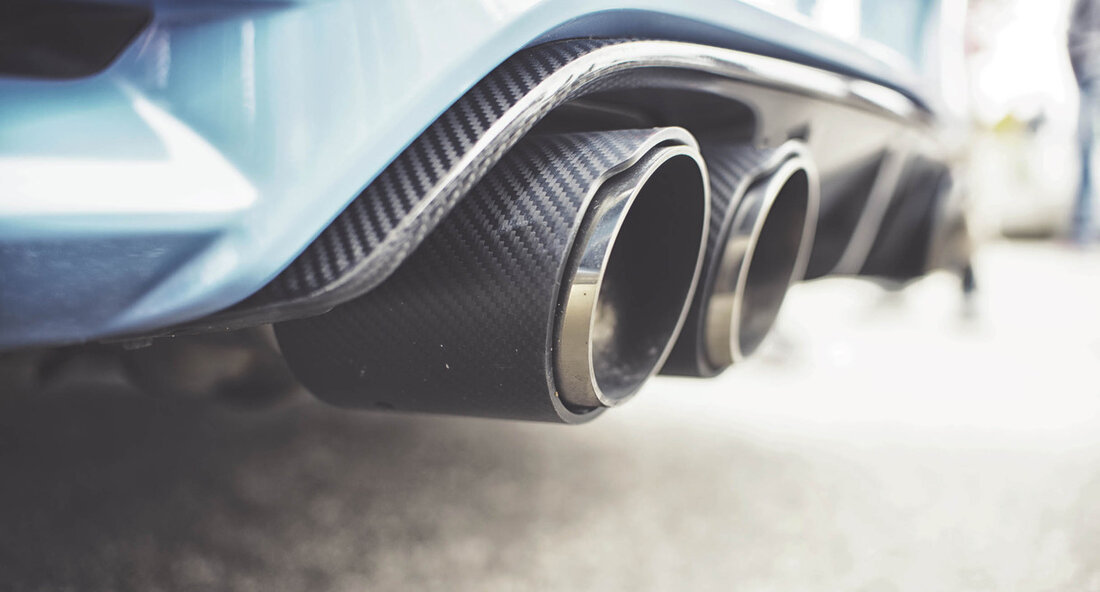 The police in Baden-Württemberg, Germany, along with other regional police forces, are conducting a nationwide campaign to crack down on posing, illegal street racing and illegal vehicle modifications. The campaign follows the State’s establishment of a specialist unit focused on such activities, which has been successful in curbing the past behaviour of „Poser“ drivers. Last year, the State’s police officers prevented nearly 1000 drivers from continuing with unsafe behaviours by confiscating their vehicles or preventing people from driving them. Many drivers are said to regularly cruise through local towns and city centers on Fridays and weekends. Bereits zum zweiten Mal …