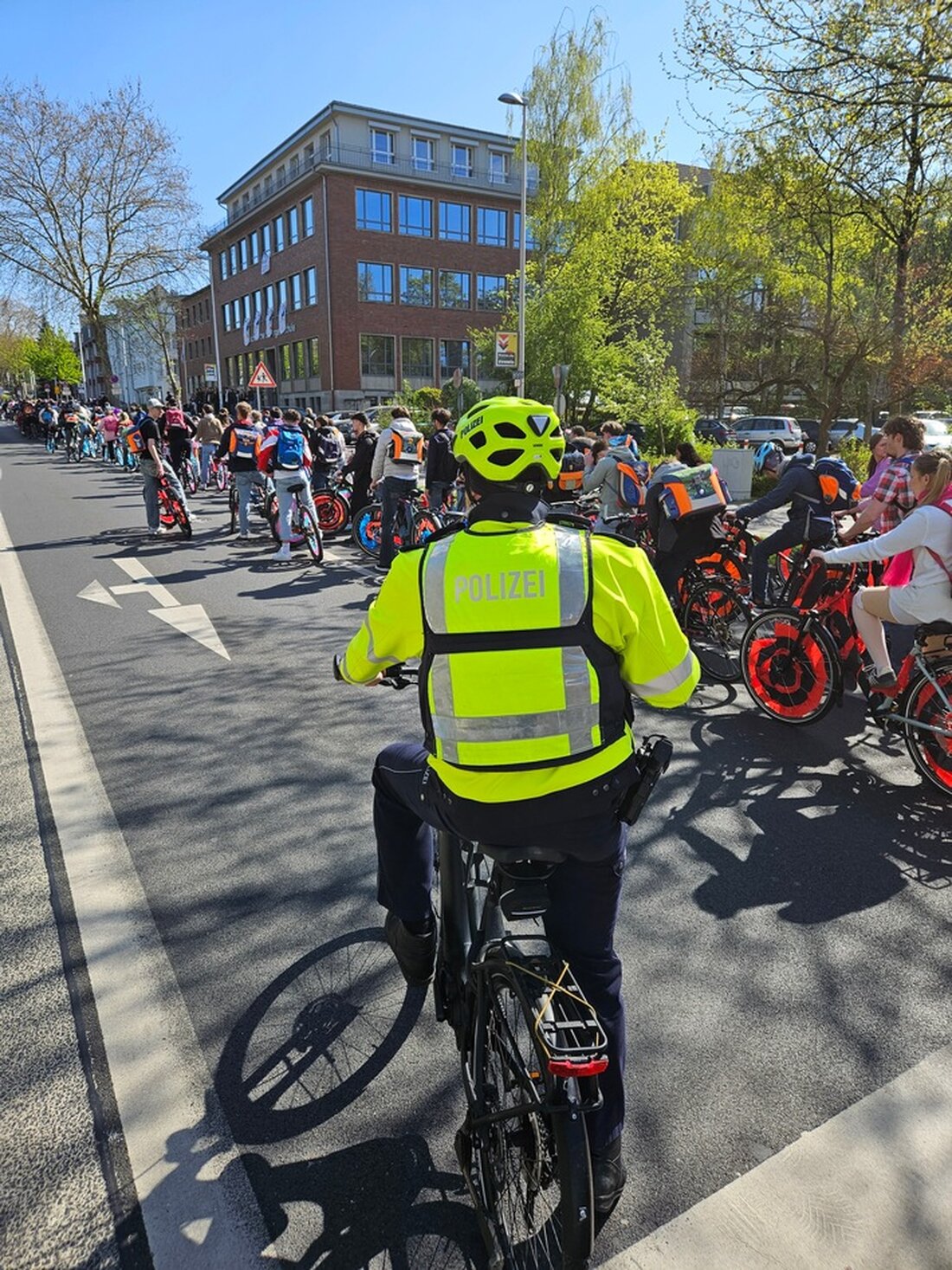 Rund 500 Abiturienten feierten in Düren ihren letzten Schultag mit einem bunten Fahrradkorso, begleitet von der Polizei.