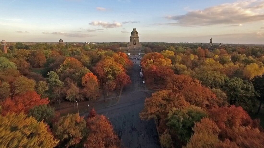 Unser Leipzig hat auch im Herbst wunderbare Eindrücke zu bieten. Eine Vielzahl von warmen Farben, die eine ruhige und gleichzeitig romantische Stimmung schaffen. Es lohnt sich also, unsere Stadt zu Fuß zu erkunden. Ein Film aus einer besonderen Perspektive, der besondere Momente festhält. Viel Spaß beim Zuschauen! © Dronie-Bilder. Youtube-Link