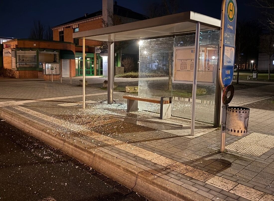 Unbekannte beschädigten erneut eine Bushaltestelle in Grone, Göttingen. Der Schaden beträgt circa 1.000 Euro. Täter unbekannt.