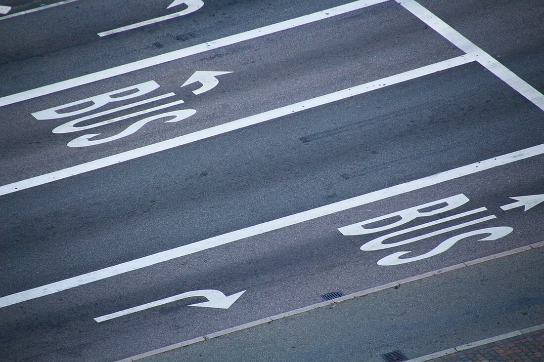 Aufhebung der Busspur in der Clayallee zwischen Argentinischer Allee und Riemeisterstraße Die Busspur in der Clayallee zwischen Argentinischer Allee und Riemeisterstraße in Zehlendorf, die aufgrund von Anwohnerklagen außer Vollzug gesetzt wurde, wird nun endgültig aufgehoben. Das Verwaltungsgericht hatte vor einem Jahr beschlossen, dass die Voraussetzungen für die Busspur nicht gegeben seien. Die Senatsverwaltung für Verkehr gab am Donnerstag bekannt, dass eine verkehrsrechtliche Anordnung erlassen werde, um die durchgekreuzten Gelbmarkierungen auf der Fahrbahn und die abgedeckten Verkehrszeichen zu entfernen. Die Entscheidung der Behörde, die Markierungen und Beschilderungen trotz des Gerichtsurteils provisorisch und schlecht sichtbar zu belassen, führte täglich zu gefährlichen Situationen …