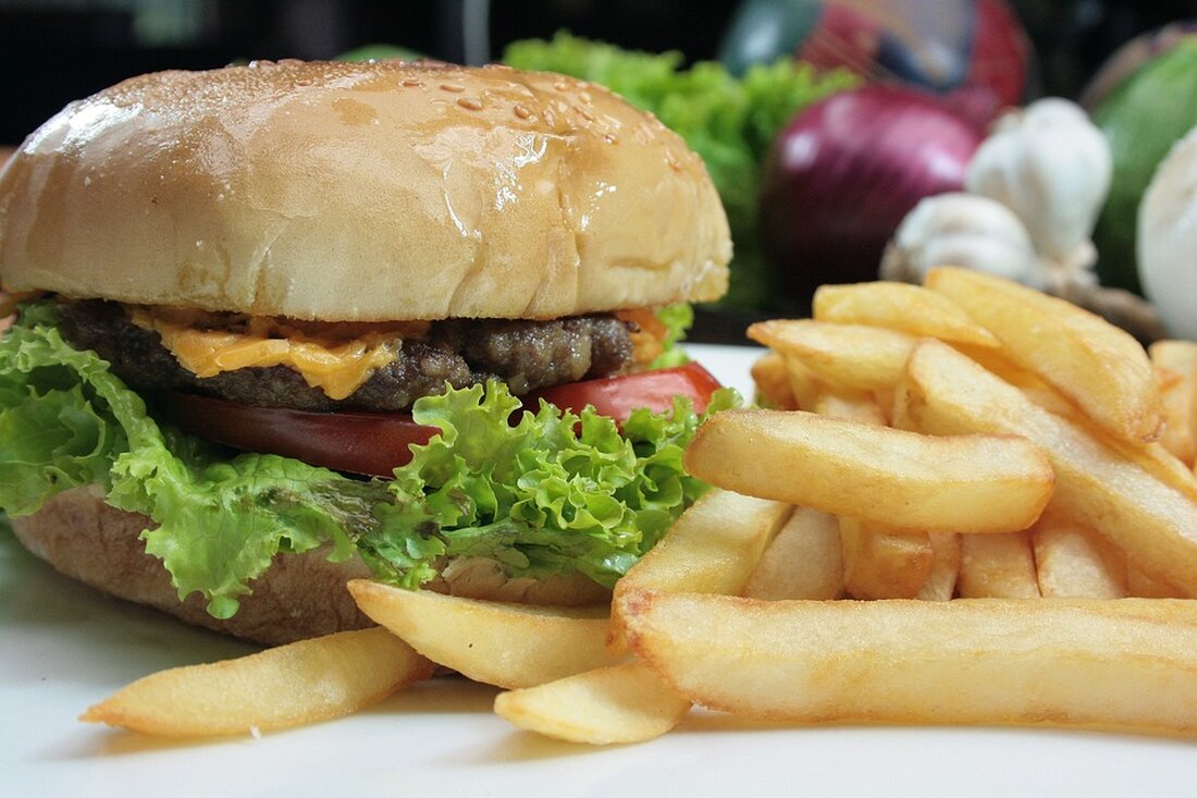Sternekoch Max Strohe serviert am 14. September in Hamburg seinen buttrigen „Butter Burger“ für 16 Euro. Ein Gourmet-Fastfood-Erlebnis im Feuerdrachen!