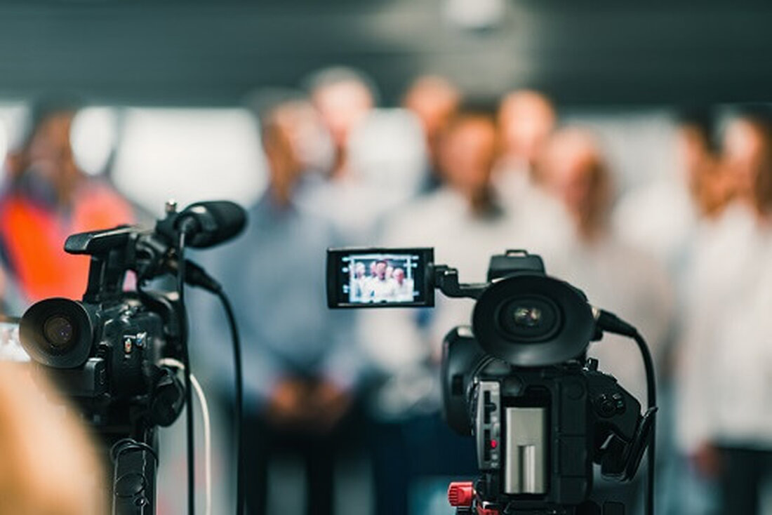 Bybit plant einen Livestream, um Web3-Innovationen und KI-Integration zu erkunden. Hauptredner von Solana, Bybit, TON und anderen werden über Fortschritte in der Blockchain diskutieren. Teilnehmer können durch das Teilen der Veranstaltung bis zu 500 $ in Kryptowährung und zusätzliche Belohnungen gewinnen. Bybit, die nach Handelsvolumen zweitgrößte Kryptowährungsbörse der Welt, wird am 31. Juli 2024 um 10:00 Uhr UTC einen spannenden Livestream mit dem Titel „Blinks, AI, Ignition: Bridging Web3 and Web2“ veranstalten. Ziel dieser Veranstaltung ist es, hochmoderne Krypto-Innovationen und die Integration von Blockchain-Anwendungen in traditionelle digitale Umgebungen wie Facebook und Twitter zu erkunden. In der einstündigen Sitzung, die über …