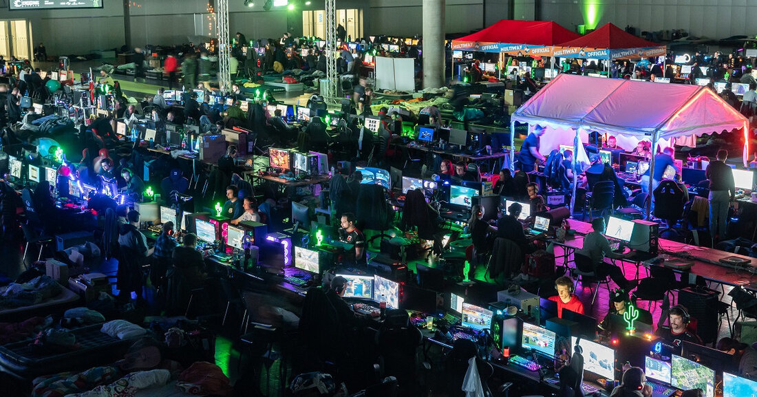 Gaming-Begeisterte können sich auf das CAGGTUS Gaming Festival freuen, das vom 5. bis 7. April 2024 auf der Leipziger Messe stattfindet. In der Entertainment Area werden zahlreiche Akteure Gaming in all seinen Facetten präsentieren, während Fans in der Stream Area ihre Stars von Twitch live erleben können. Deutschlands größte LAN-Party wird ebenfalls stattfinden, bei der fast 1.900 Teilnehmer 70 Stunden lang zocken. In der Indie Ground und Retro Area können Besucher gemeinsam zocken und ihre Leidenschaft für Videospiele mit Gleichgesinnten teilen. Mehr als 20 Entwicklerteams und Studios stellen ihre Indie-Spiele vor, während in der Retro Area Videospielgeschichte aus erster Hand …
