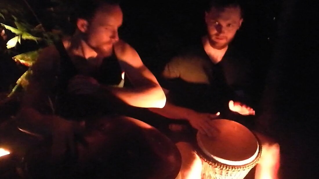 Seit dem 10. Januar spielen wir bei den Magical Tropical Lights (https://www.zoo-leipzig.de/tropenuchten/) im Leipziger Zoo. Bert spielt hier Handpan und Florian Djembé, eine westafrikanische Trommel. Die Instrumente harmonieren wunderbar miteinander. ✨ ➡ Unterstützen Sie uns beim Kauf unserer neuen EP: https://cymat.de/ep/ Folgen Sie uns 👍: https://www.facebook.com/cymat.band/ https://www.instagram.com/cymat. Musik / http://cymat.de/. Youtube-Link
