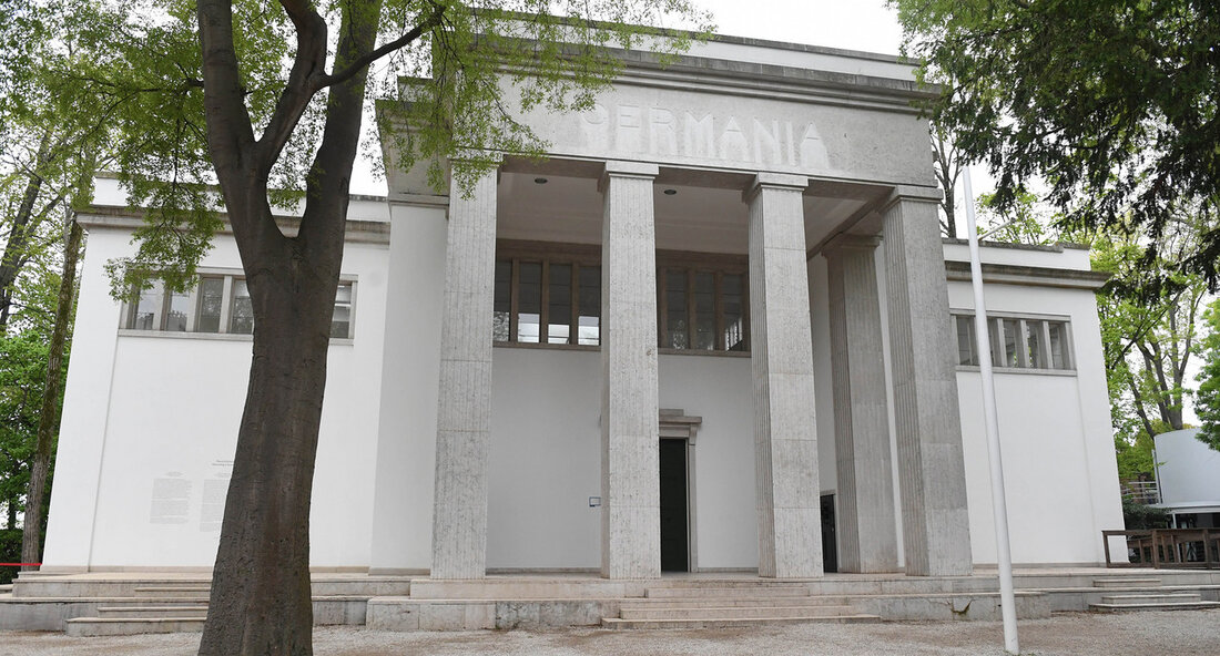 Çagla Ilk, die Co-Direktorin der Staatlichen Kunsthalle Baden-Baden, wurde als Kuratorin des Deutschen Pavillons auf der Biennale 2024 in Venedig berufen. Dies würdigt ihre bisherige kuratorische und künstlerische Arbeit. Çagla Ilk, die Co-Direktorin der Staatlichen Kunsthalle Baden-Baden, verantwortet 2024 den Deutschen Pavillon bei der Kunst-Biennale in Venedig. Kunstministerin Petra Olschowski gratulierte Çagla Ilk am 1. März 2023 in Stuttgart zu diesem Erfolg: „Die Berufung von Çagla Ilk, den Deutschen Pavillon auf der Biennale 2024 zu kuratieren, ist eine große Auszeichnung und Anerkennung. Sie würdigt ihre bisherige kuratorische und künstlerische Arbeit. Ich gratuliere herzlich und bin überzeugt: Çagla Ilk wird in …