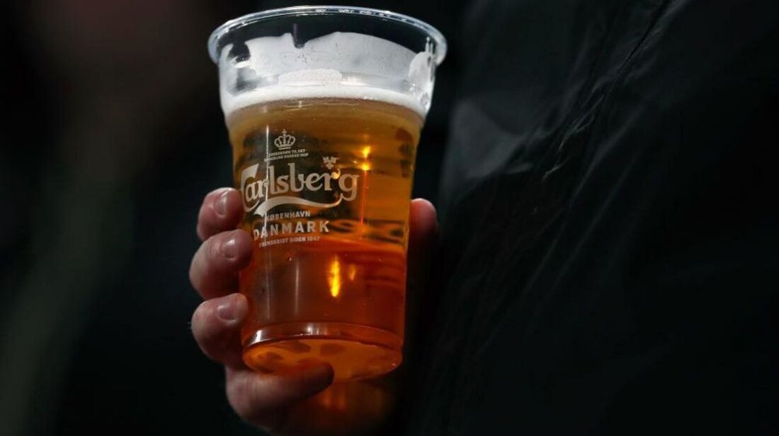 Carlsberg bricht Verbindungen zu „gestohlenen“ russischen Geschäften ab vor 1 Stunde Carlsberg hat bekannt gegeben, dass es sein Geschäft in Russland eingestellt hat, nachdem der Kreml die Kontrolle über seine Aktivitäten im Land übernommen hat. Der Bierkonzern sagte, er lasse sich nicht „zu einem Deal zu inakzeptablen Bedingungen zwingen, um die unrechtmäßige Übernahme“ seines russischen Geschäfts zu rechtfertigen. Carlsberg war gerade dabei, seine Tochtergesellschaft Baltika Breweries in Russland zu verkaufen, bevor im Juli die Geschäftsführung vom Staat übernommen wurde. Der Chef der dänischen Brauerei sagte, die russische Regierung habe „unser Geschäft in Russland gestohlen“. „Wir werden ihnen nicht dabei helfen, …