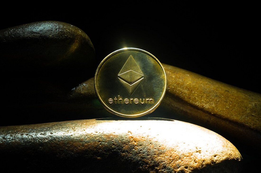 Casa fügte seinem ersten BTC-Verwahrungsangebot im Juni 2023 einen Multi-Signatur-Ethereum-Self-Custody-Tresor hinzu. Allerdings bot das Casa Relay, das für die Kommunikation zwischen den ETH-Tresoren und der Ethereum-Blockchain verantwortlich ist, keine Privatsphäre. Casa hat einen neuen Relay-Dienst namens ETH Pay Wallet eingeführt, um mehr Privatsphäre zu gewährleisten. Der kürzlich veröffentlichte Ether (ETH)-Tresor auf der Kryptowährungs-Selbstverwahrungsplattform Casa verfügt jetzt über neue Funktionen, die es Benutzern ermöglichen, Transaktionen über ein Relay durchzuführen, um die Geheimhaltung zu erhöhen. Im Juni 2023 erweiterte Casa sein erstes Bitcoin (BTC)-Verwahrungsangebot um einen Multi-Signatur-Ethereum-Selbstverwahrungs-Tresor, der es Benutzern ermöglicht, die Selbstverwahrung ihrer ETH-Bestände mithilfe von bis zu fünf privaten Schlüsseln …