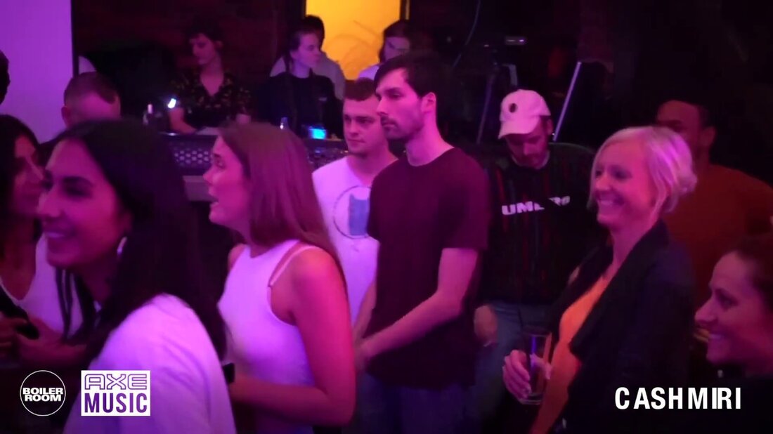 Leipzig: Cashmiri, die Königin des Ambient-Twerks, startete in Zusammenarbeit mit AX Music Leipzig unseren massiven One Night Only-Rap-Chiffrier: Das Königing des Ambient Twerk, Cashmiri, eröffnete in Zusammenarbeit mit Axe Music unser massives One Night Only-Rap-Meeting. Youtube-Link