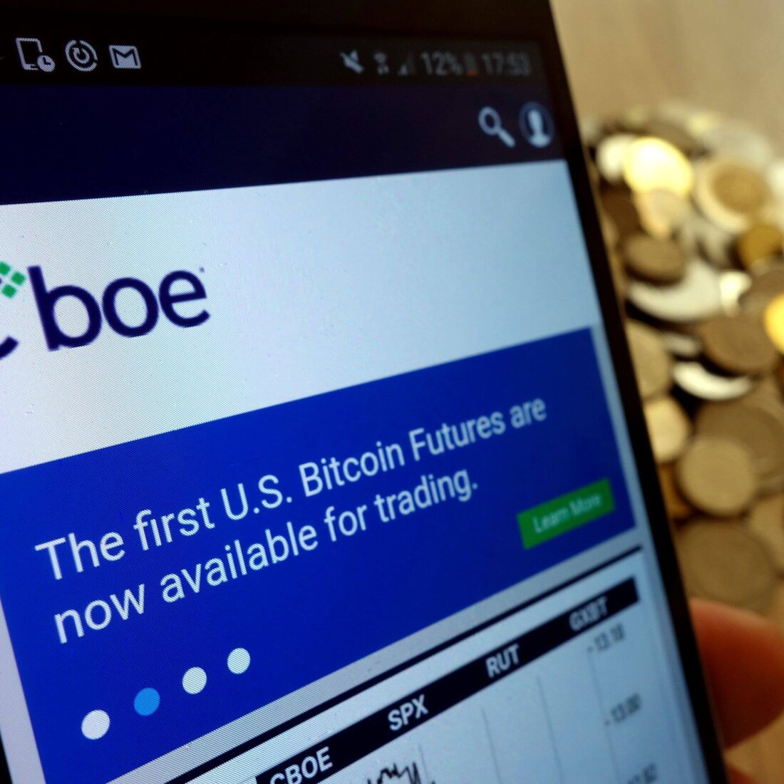 Cboe wird am 2. Dezember Bitcoin-Indexoptionen mit Barausgleich auf Basis des CBTX-Index einführen. Die Optionen bieten ein indirektes Engagement in Bitcoin über US-Spot-Bitcoin-ETFs. Zum Start werden auch Mini-Optionen und anpassbare FLEX-Optionen verfügbar sein. Cboe Global Markets, ein führender Anbieter im Derivate- und Wertpapierbörsennetzwerk, hat angekündigt plant die Einführung der ersten Indexoptionen mit Barausgleich, die an den Spot-Bitcoin-Preis gebunden sind. Das neue Angebot, das am 2. Dezember 2024 live gehen soll, basiert auf dem Cboe Bitcoin US ETF Index (CBTX) und markiert eine bedeutende Entwicklung in der Welt der Kryptowährungsderivate. Der CBTX-Index, eine modifizierte, nach Marktkapitalisierung gewichtete Benchmark, die von Cboe &hellip;