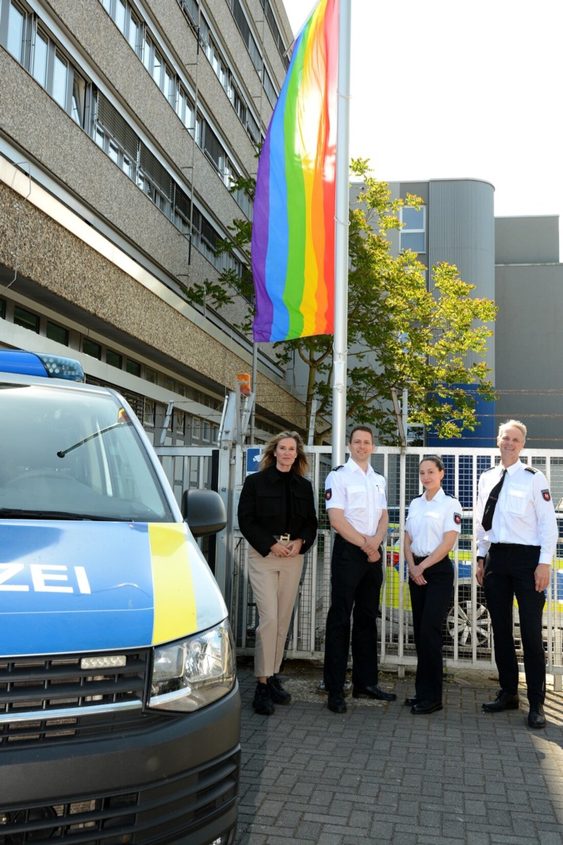 Am 17. Mai 2025 hisst die Polizeiinspektion Celle die Regenbogenflagge, um für Toleranz und gegen Diskriminierung einzutreten.