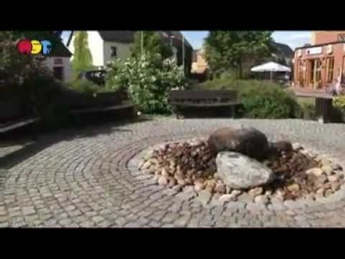 Die Dübener Heide ist einer der jüngsten Naturparks in Deutschland. Ausgedehnte Waldgebiete, scheinbar unberührte Moore und kontemplative Kleinstädte in hügeligen Endmoränen sowie die endlose Anzahl großer und kleiner Seen bieten jedem Gast von der ersten Minute an Abwechslung und Entspannung. Am Rande der Dübener Heide haben wir im Oktober 2006 unsere Familie eröffnet und das Center Hotel Dübener Heide liebevoll geführt. Ein idealer Ausgangspunkt für Messegäste und Besucher in Leipzig, da das Haus nur 15 stressfreie Minuten vom New Trade entfernt ist Messe und Leipzig. Unsere 20 modernen und stilvollen Zimmer bieten Ihnen den Komfort eines neu renovierten Hauses. In …