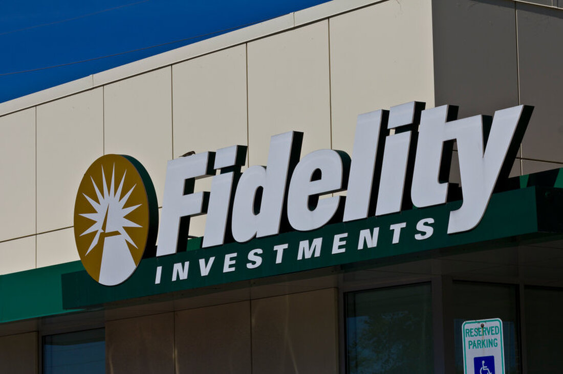 Chainlink arbeitet mit Fidelity und Sygnum zusammen, um NAV-Daten für den Echtzeitzugriff onchain bereitzustellen. Die Zusammenarbeit verbessert die Transparenz und Effizienz der NAV-Berichterstattung mithilfe der Blockchain. Diese Initiative setzt einen neuen Standard für das Vermögensmanagement und unterstreicht das Potenzial von DeFi. In einem bahnbrechenden Schritt für den Kryptowährungs- und Finanzsektor ist Chainlink eine Partnerschaft mit Fidelity International und Sygnum eingegangen, um Daten zum Nettoinventarwert (NAV) in die Kette zu bringen. Diese strategische Zusammenarbeit zielt darauf ab, die dezentrale Oracle-Technologie von Chainlink zu nutzen, um die Transparenz und Effizienz der NAV-Berichterstattung zu verbessern und damit einen neuen Standard für den Echtzeit-Datenzugriff &hellip;