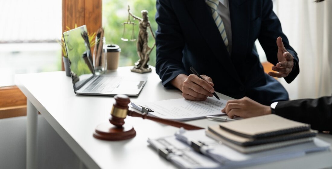 Amrita Srivastava behauptet, sie sei einen Monat, nachdem sie die Manager im April 2023 über die Bestechung informiert hatte, von Binance entlassen worden Anwälte von Binance behaupten, Srivastava sei wegen „schlechter Leistung“ entlassen worden Ein ehemaliger leitender Angestellter von Binance hat eine Klage gegen die britische Abteilung des Unternehmens wegen ungerechtfertigter Entlassung eingereicht, nachdem er Bedenken hinsichtlich einer angeblichen Bestechung geäußert hatte. Amrita Srivastava sagte, sie sei zu Unrecht entlassen worden, nachdem sie die Angelegenheit dem Management vorgelegt hatte. Srivastava zufolge habe ein Kollege Bestechungsgelder von einem Kunden „unter dem Deckmantel der Erbringung von Beratungsleistungen“ erbeten, berichtet er Bloomberg. Srivastava …