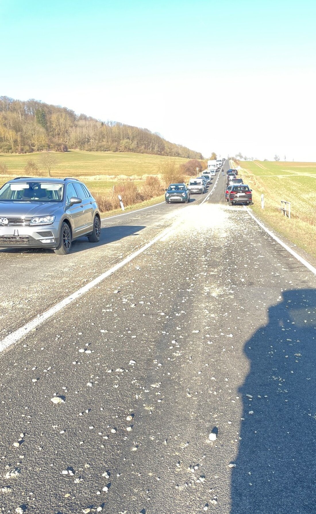 Ein Lkw verlor Schotter in Eichsfeld, beschädigte acht Fahrzeuge und verletzte eine Person. Sachschaden über zehntausend Euro.