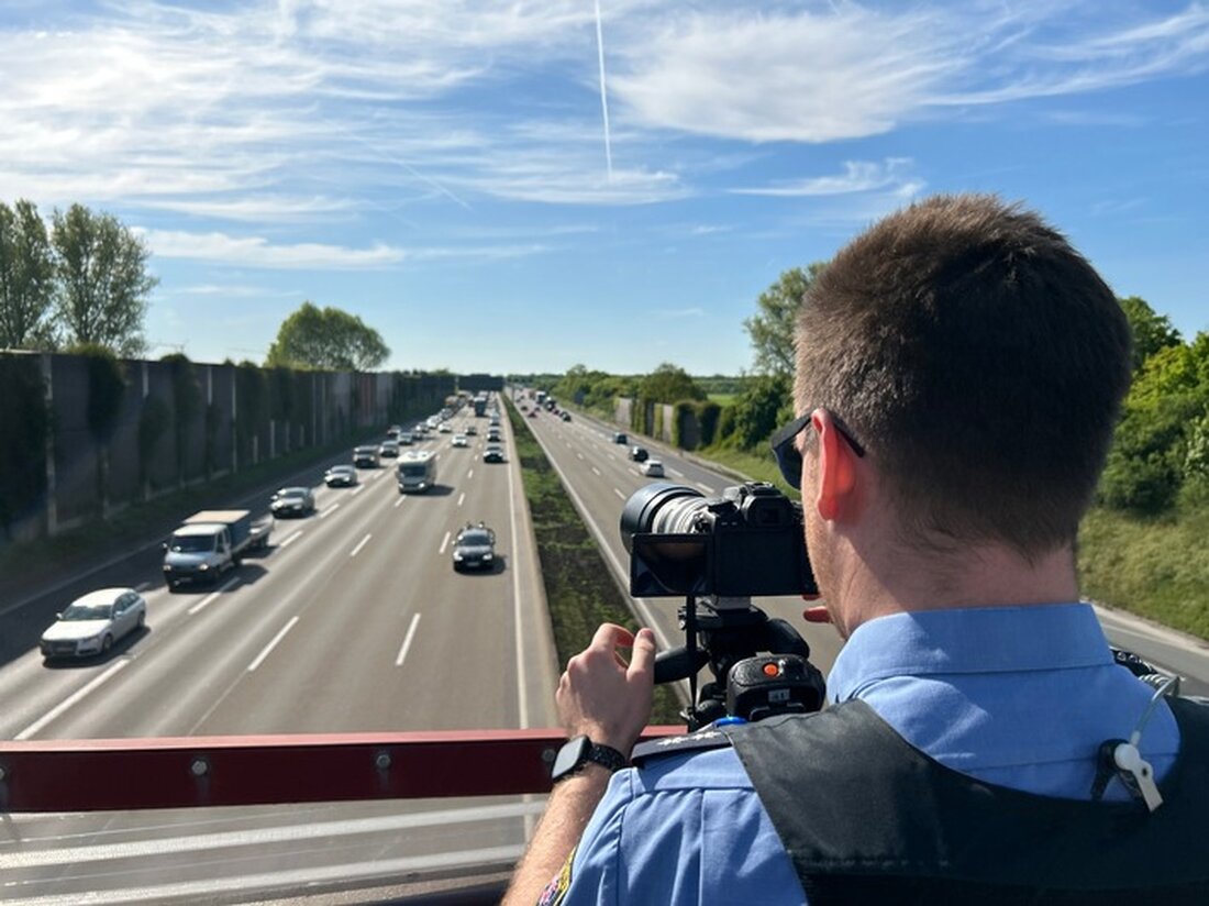 Polizei führt Kontrolle an Anschlussstelle Hanau auf A3 durch, um gefährliches Einordnen im Feierabendverkehr zu minimieren.