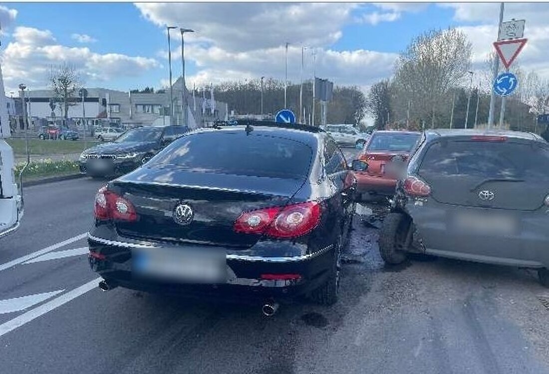 Polizei Rotenburg berichtet über Verkehrsschilder-Manipulation, Bedrohung durch 22-Jährigen und alkoholisierten Fahrer mit Unfall.