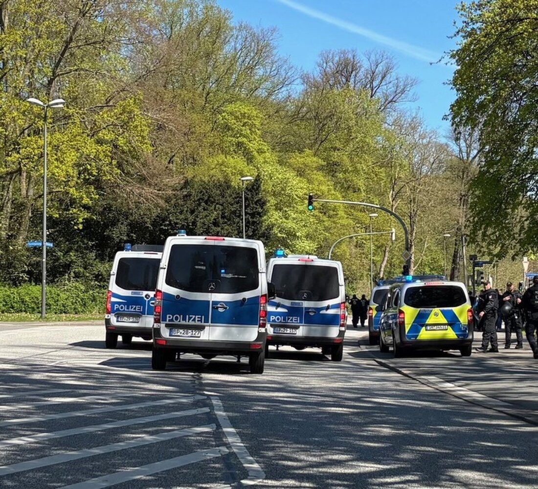 Beim Heimspiel von Holstein Kiel gegen Borussia Mönchengladbach kam es zu Zwischenfällen. Polizei und Einsatzkräfte waren vor Ort.