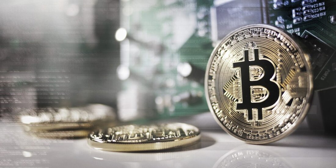 Munger sagte, dass er nicht an diesem „wahnsinnigen“ Krypto-Boom teilnehmen würde, der ihn verrückter nannte als die Dotcom-Blase. Er fügte hinzu: „Die Leute, die Kryptowährungen erstellen, denken nicht an den Kunden, sondern an sich selbst“. Charlie Munger, der legendäre Investor und stellvertretende Vorsitzende von Berkshire Hathaway, ist eindeutig unglücklich über den boomenden Zustand des Kryptowährungsmarktes. In einer Ansprache an australische Investoren auf der Sohn Hearts and Minds-Konferenz am Freitag, den 3. Dezember, machte Herr Munger ein paar harte Kommentare zu Kryptowährungen. Der legendäre Investor sagte, das aktuelle Klima sei verrückter als die Dotcom-Blase. Während seines Gesprächs mit Dr. Mark Nelson …