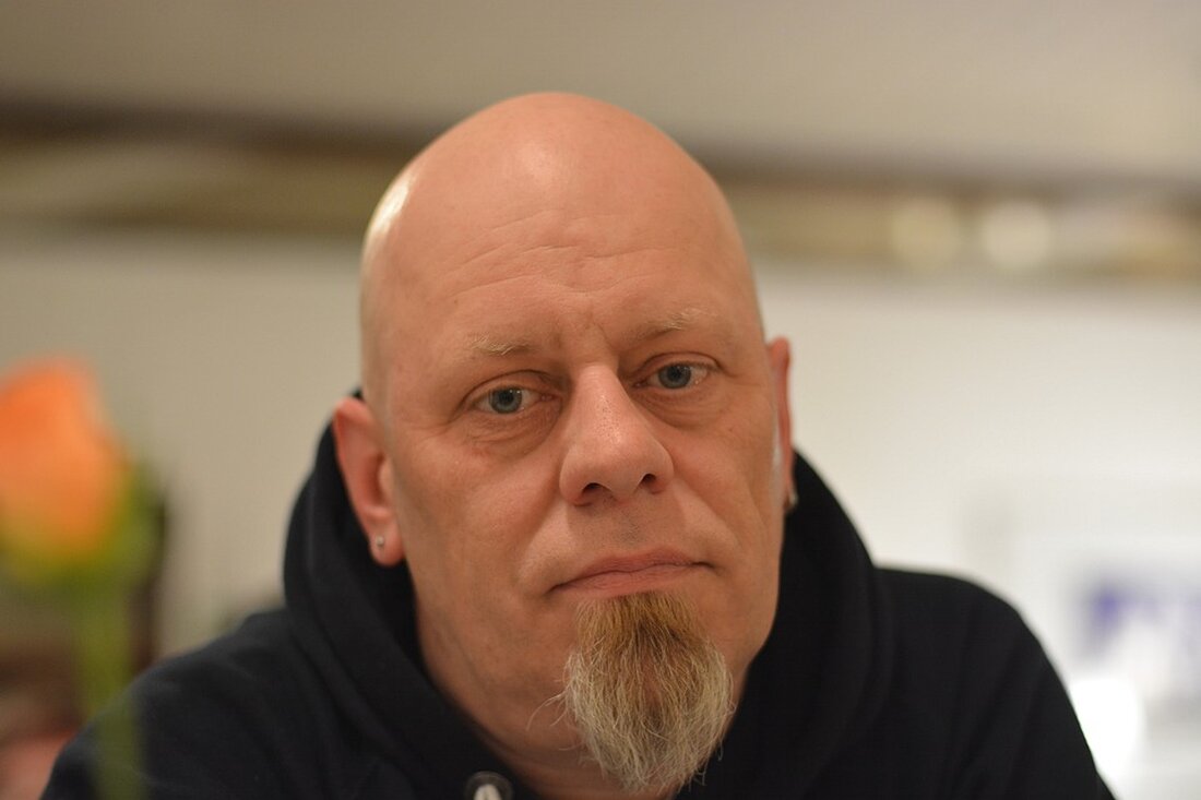 Chefarzt Stefan Lenz hat im Jahr 2021 das Adipositas-Zentrum im Kreiskrankenhaus Prignitz in Perleberg aufgebaut. Neben Magenverkleinerungen führt er dort verschiedenste Eingriffe bei adipösen Patienten durch. Doch die Arbeit als Chirurg ist nicht immer einfach. Stundenlange Operationen stellen eine besondere Belastung dar. Chefarzt Stefan Lenz gibt einen Einblick in den Klinikalltag und berichtet von der hohen Anstrengung, die diese Eingriffe mit sich bringen. Die Konzentration und Präzision, die bei jeder OP gefordert sind, erfordern volle Aufmerksamkeit und Ausdauer. Neben der physischen Herausforderung ist auch das Thema Tod ein ständiger Begleiter im Arbeitsalltag eines Chirurgen. Chefarzt Lenz gewährt einen Einblick in …