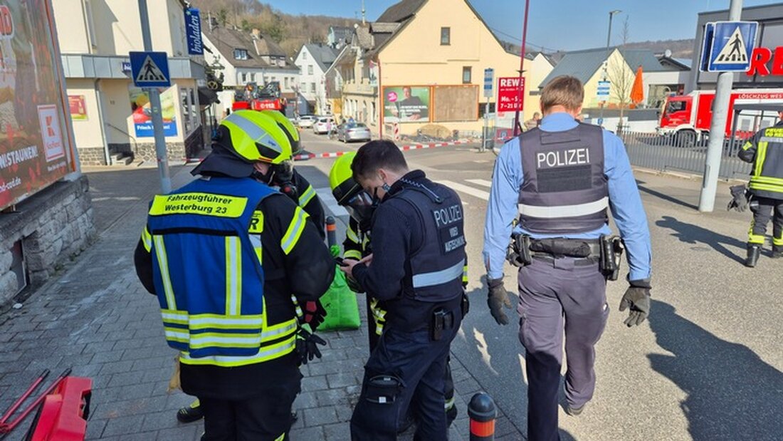 Feuerwehren in VG Westerburg rückten wegen eines chemischen Geruchs aus einem Mehrfamilienhaus an. Keine Gefahrstoffe festgestellt.