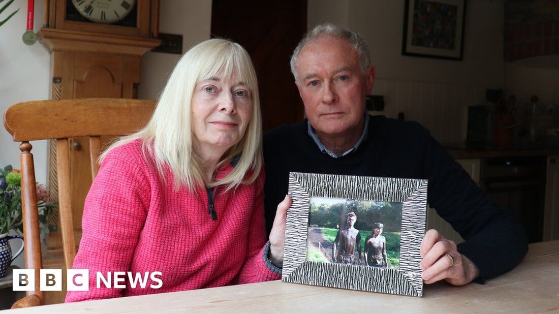Die Eltern eines in der Ukraine getöteten Helfers aus Cornwall sagten, ihr Sohn sei „eine Inspiration“. Chris Parry, 28, aus Truro, starb letzten Monat zusammen mit seinem Freiwilligenkollegen Andrew Bagshaw in Soledar. Die Familie von Herrn Bagshaw sagte, das Paar habe versucht, eine Frau in einem Gebiet mit intensiven Militäraktionen zu retten, als ihr Auto von einer Artilleriegranate getroffen wurde. Chris ‘Eltern, Rob und Christine Parry, sagten gegenüber BBC Radio Cornwall, die Familie nehme die Dinge “Tag für Tag”. Frau Parry sagte: „Jeden Tag wird es nicht einfacher. „Ich denke, es ist nur eine Verschwendung, wenn ich an all die …