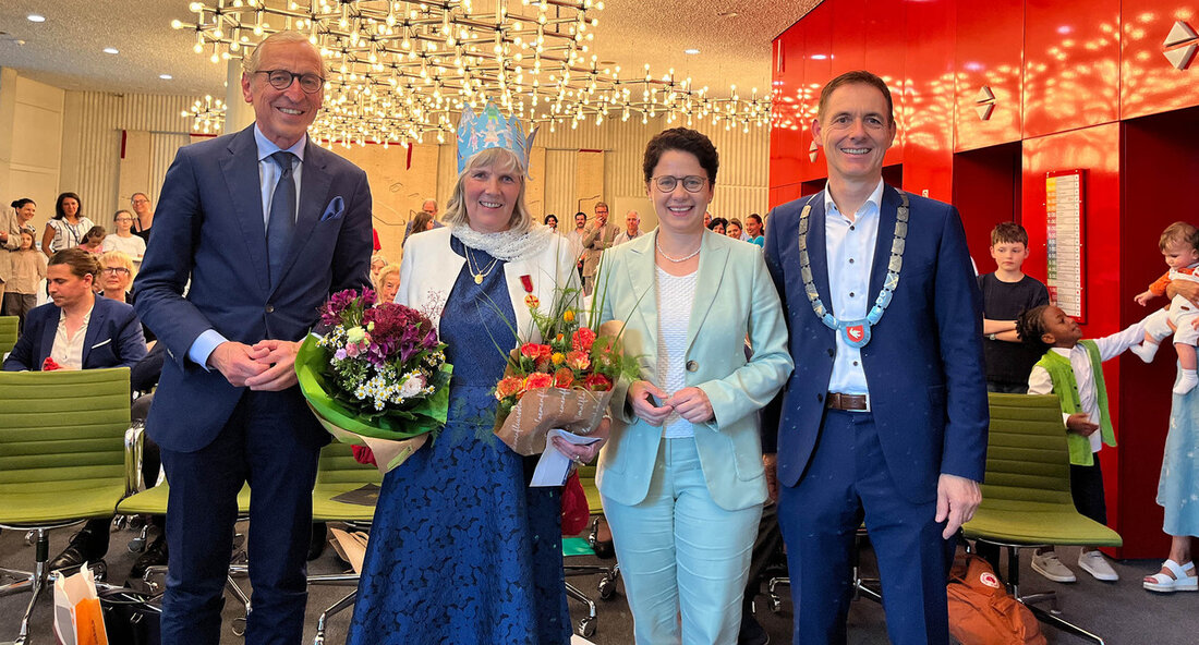 Für ihren unermüdlichen Einsatz für die Rechte von Kindern hat Christine Langen aus Lörrach die Verdienstmedaille des Verdienstordens der Bundesrepublik Deutschland erhalten. Die Ministerin der Justiz und für Migration, Marion Gentges, überreichte Frau Langen diese besondere Auszeichnung im Rahmen einer Feierstunde am 21. Juni 2024 in Lörrach, die ihr vom Bundespräsidenten Frank-Walter Steinmeier verliehen wurde. Der Bundesverdienstorden ist die höchste Auszeichnung der Bundesrepublik Deutschland für besondere Leistungen im politischen, wirtschaftlichen, kulturellen, geistigen oder ehrenamtlichen Bereich. Christine Langen ist seit 2007 für UNICEF aktiv und hat sich insbesondere in Lörrach einen Namen gemacht. Sie hat die UNICEF Arbeitsgruppe in Lörrach auf- …