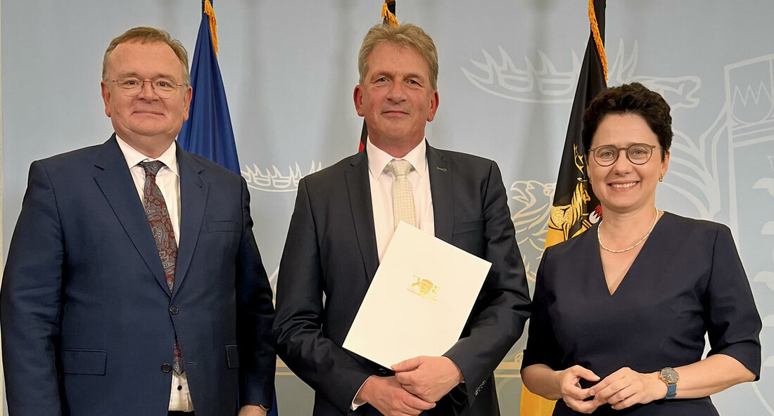 Neuer Leiter der Abteilung für Straf- und Gnadenrecht im Justizministerium ernannt Christof Kleiner übernimmt ab sofort die Leitung der Abteilung für Straf- und Gnadenrecht im Ministerium der Justiz und für Migration. Er tritt die Nachfolge von Frank Rebmann an, der kürzlich als Generalstaatsanwalt an die Generalstaatsanwaltschaft Stuttgart gewechselt ist. Die Ernennungsurkunde wurde ihm im Rahmen einer Feierstunde von Ministerin der Justiz und für Migration, Marion Gentges, überreicht. Ministerin Gentges lobte Kleiner als erfahrenen Kenner des Strafverfahrensrechts und des Gerichtsverfassungsrechts. Sie betonte seine fachliche Exzellenz, seinen Pragmatismus und seine Führungskompetenz. Kleiner habe sich bereits in verschiedenen Positionen in der baden-württembergischen Justiz …