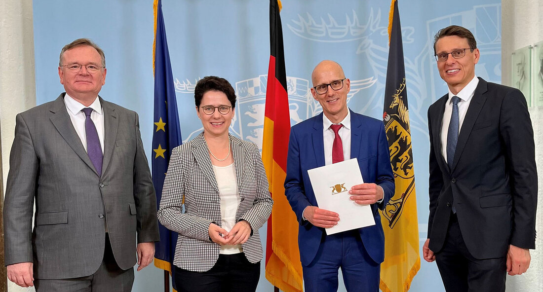 Christoph Haiß wird neuer Vizepräsident am Oberlandesgericht Stuttgart. Er folgt auf Luitgard Wiggenhauser, die zur neuen Präsidentin des Landgerichts Ravensburg ernannt wurde. Die Ministerin der Justiz und für Migration, Marion Gentges, überreichte ihm am Montag, den 31. Juli 2023, im Rahmen einer Feierstunde die Ernennungsurkunde. Christoph Haiß wird als fachlich herausragender und überaus engagierter Richter beschrieben, der großes Ansehen genießt. In seiner bisherigen Laufbahn hat er eine beeindruckende Vielfalt an Aufgaben sowohl in der Justiz als auch im Verwaltungsbereich übernommen. Dabei hat er gezeigt, dass er ein wahres Kommunikationstalent ist und gut im Team arbeiten kann. Als Vizepräsident des Landgerichts …