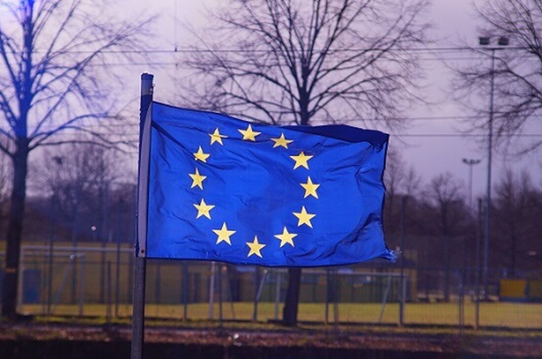 ACPR erteilt Circle EU-weite E-Geld-Lizenz für USDC und EURC. Circle ist der erste Stablecoin-Emittent, der eine Lizenz gemäß der MiCA-Verordnung erhält. MiCA zielt darauf ab, Anleger durch Transaktionslimits für Stablecoins zu schützen. Circle ist der erste Stablecoin-Emittent, der die behördliche Genehmigung gemäß den MiCA-Vorschriften der Europäischen Union für Märkte für Krypto-Assets erhalten hat. Die von der französischen Finanzaufsichtsbehörde Autorité de Contrôle Prudentiel et de Résolution (ACPR) ausgestellte Lizenz berechtigt Circle zur Ausgabe seiner Stablecoins USDC und Euro Coin (EURC) in der gesamten EU. Circle darf nun EU-weit Stablecoins ausgeben Kreis E-Geld-Lizenz von der ACPR positioniert es als Vorreiter bei der …