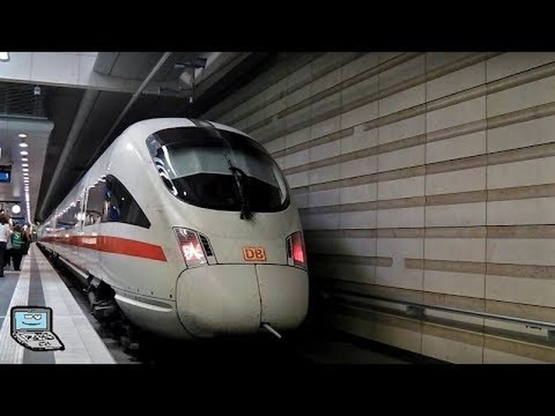 Neben dem oberen Leipziger Hauptbahnhof befindet sich auch der Stadttunnel Hauptbahnhof. Hier halten hauptsächlich silbergrüne Züge der mitteldeutschen S-Bahn, aber auch einige Fernzüge. Dieses Video zeigt sogar eines davon: Der ICE „Innsbruck“ hält hier auf dem Weg nach Dresden an. Deutsch: Leipzig hat neben dem oberen Hauptbahnhof auch einen Stadttunnel-Hauptbahnhof. Hier halten vor allem Züge der S-Bahn Mitteldeutschland, aber auch einige Fernzüge. Eines davon ist sogar in diesem Video zu sehen: Der ICE mit dem Namen „Innsbruck“ hält hier auf dem Weg nach Dresden an. Eisenbahnvideoregion: Stadttunnel Leipzig Eisenbahnvideos aus Deutschland: http://www.youtube.com/playlist?list=PLaSAy_22A4OYVXGqJ8h5uusMfouQwHluc Eisenbahnvideo-Übersichtskarte: http://goo.gl/nD9bP9 Flickr-Fotostream: http: // www. flickr.com/photos/starhorst/ Homepage: …