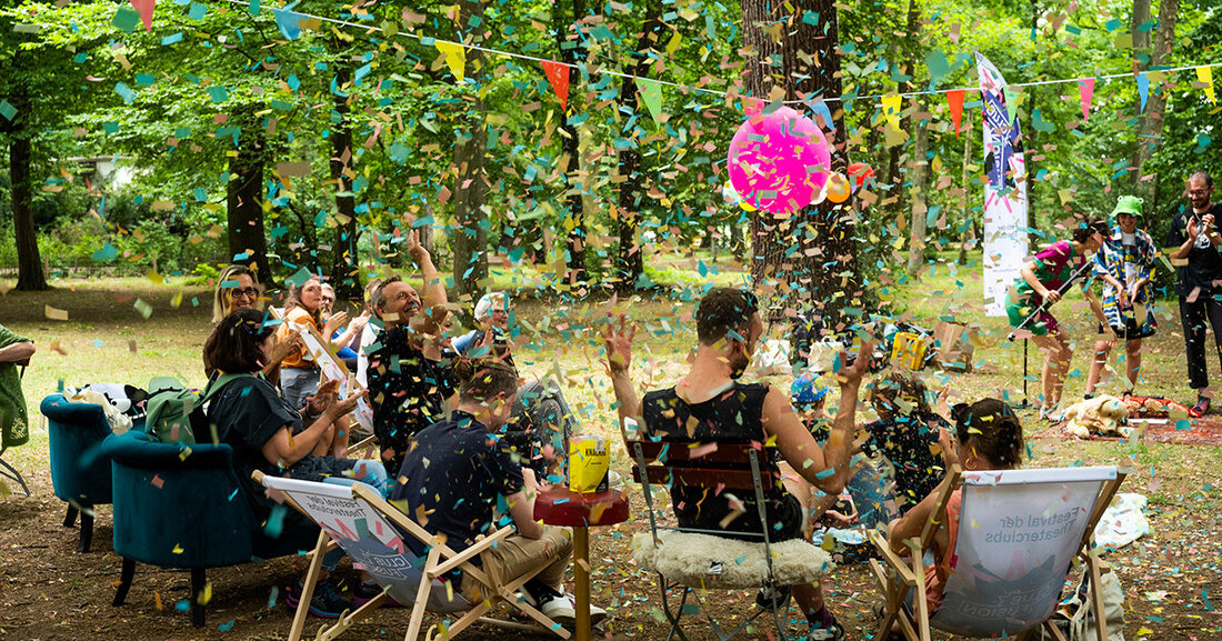 Club Fusion 2023: Theaterfestival für alle Was vor zwei Jahren klein begann, wird immer größer: Zum dritten Mal laden die Theaterclubs des Schauspiels Leipzig, der Oper Leipzig und des Theaters der Jungen Welt (TDJW) zur Club Fusion – einem Theaterfestival, dass die Nachwuchs- und Laienensembles der drei Häuser gemeinsam auf deren Bühnen bringt. Eröffnung des Festivals der Theaterclubs von Schauspiel Leipzig, Oper Leipzig und TDJW im Richard-Wagner-Hain © Rolf Arnold Knapp 250 Darstellerinnen und Darsteller werden vom 23. Juni bis 4. Juli 2023 in 39 Veranstaltungen zu sehen sein. Zu den Theaterclubs gehören 15 verschiedene Ensembles der drei Häuser, darunter &hellip;