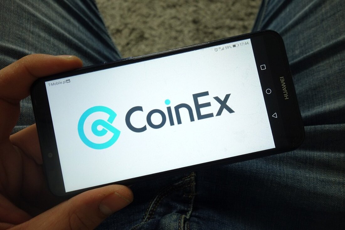 CoinEx hat nach dem 70-Millionen-Dollar-Hack eine komplette Rekonstruktion seines Wallet-Systems durchgeführt. Die Börse wird die Ein- und Auszahlungsdienste für bestimmte Kryptowährungen wieder aufnehmen. Die Ein- und Auszahlungsdienste für BTC, ETH, USDT, USDC und weitere sieben Token werden ab dem 21. September wieder aufgenommen. CoinEx, die Kryptowährungsbörse, die kürzlich aufgrund kompromittierter privater Hot-Wallet-Schlüssel Opfer eines 70-Millionen-Dollar-Hacks wurde, bereitet die Wiedereinführung der Ein- und Auszahlungsdienste für ihre Benutzer vor. Diese bedeutende Entwicklung erfolgt nach mehr als einer Woche intensiver Bemühungen zur Behebung der Sicherheitsverletzung, die Berichten zufolge von der berüchtigten nordkoreanischen Lazarus-Gruppe inszeniert wurde. Berichten zufolge priorisiert CoinEx derzeit die Erstellung und …