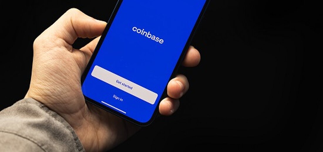 Coinbase Wallet unterstützt jetzt Instant Messaging über zwei beliebige Ethereum-Adressen. Die Funktion nutzt das XMTP-Protokoll und bietet verschlüsselte und private Wallet-to-Wallet-Kommunikation sowie Krypto-Zahlungen. Coinbase führt die Funktion zunächst für eine kleine Untergruppe von Benutzern ein, bevor sie erweitert wird. Coinbase hat eine neue Funktion eingeführt, die Benutzern von Coinbase Wallet Instant Messaging zwischen zwei Wallet-Adressen ermöglicht. A Blogeintrag Das Unternehmen gab am 12. Juli bekannt, dass die Messaging-Funktion ein integriertes System nutzen wird, das auf dem Extensible Message Transport Protocol (XMTP) basiert. Mit dieser Funktion können Benutzer jetzt auf All-in-One-Messaging und -Zahlungen zugreifen, einschließlich gasfreier USDC-Überweisungen auf Polygon. Um eines …