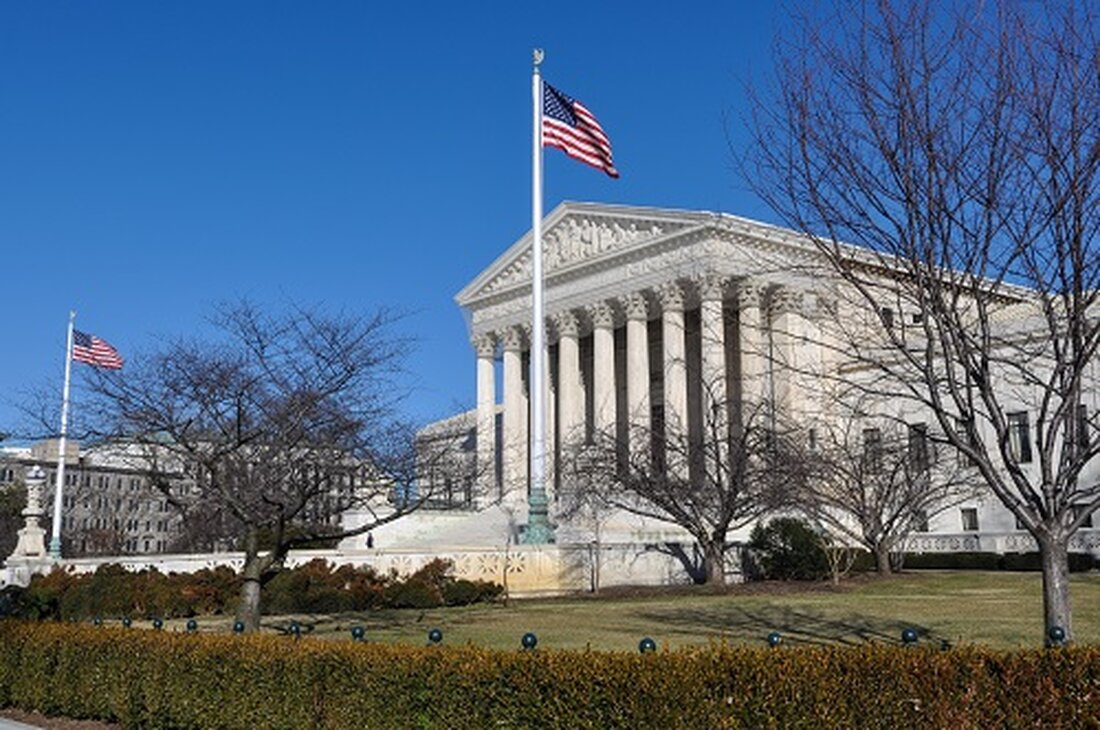 Der Oberste Gerichtshof der USA hat entschieden, dass das Bezirksgericht das Verfahren in einer Sammelklage aussetzen muss, wenn eine einstweilige Berufung anhängig ist. Coinbase legte Berufung ein, nachdem sein Antrag auf Erzwingung eines Schiedsverfahrens abgelehnt worden war. Das Urteil ergeht wenige Tage, nachdem Coinbase von der SEC wegen angeblicher Verstöße gegen Wertpapiergesetze verklagt wurde. Coinbase hat einen bemerkenswerten Sieg errungen, nachdem der Oberste Gerichtshof der USA über seine Berufung gegen ein Schiedsverfahren entschieden hat. Am Freitag entschied das oberste US-Gericht zugunsten der Argumentation der Krypto-Börse und erklärte, dass ein Bundesgericht das Verfahren in einem Rechtsstreit aussetzen müsse, bei dem die …