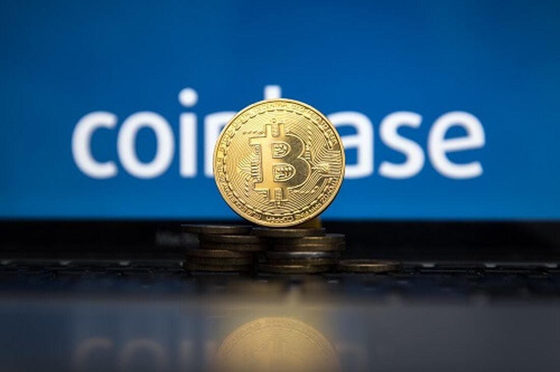 Arkham gab bekannt, dass es Bitcoin im Wert von fast 25 Milliarden US-Dollar im Portfolio der Krypto-Börse Coinbase identifiziert habe. Der BTC-Bestand beträgt etwa 948.000, was näher an der 1 Million BTC von Satoshi Nakamoto liegt. Coinbase sei damit das weltweit größte bekannte Bitcoin-Unternehmen, sagten Arkham-Analysten auf X. Das Blockchain-Intelligence-Unternehmen Arkham hat berichtet, dass Coinbase Bitcoin (BTC) im Wert von rund 25 Milliarden US-Dollar hält, was die Kryptowährungsbörse zum weltweit größten Unternehmen macht, das den Flaggschiff-Digitalwert hält. Arkham sagt, dass Coinbase fast 1 Million BTC hält Arkhams Bekanntmachung Am Freitag gab es bekannt, dass fast 1 Million BTC in der …