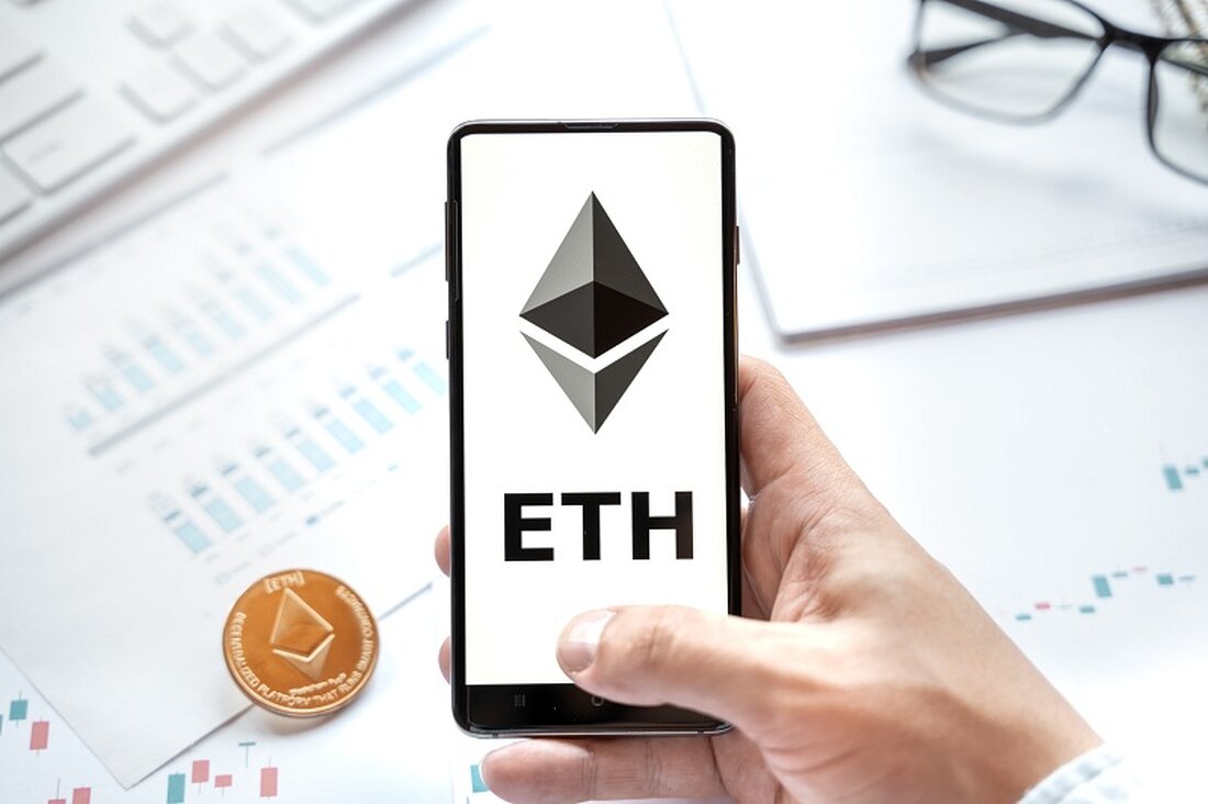 Der US-Dollar legte nach der FOMC-Sitzung im September zu Die Fed geht davon aus, dass der Leitzins noch länger steigen wird Damit die bullische Tendenz anhält, sollte Ethereum über 1.400 US-Dollar bleiben Dieses Jahr hatte für die Finanzmarktteilnehmer zwei unterschiedliche Abschnitte – einen, der von der Schwäche des Dollars geprägt war, und einen, der von der Stärke des Dollars dominiert wurde. Der US-Dollar dominiert sowohl auf dem traditionellen Markt als auch auf dem Kryptowährungsmarkt. EUR/USD ist das beste Beispiel für die Korrelation zwischen den beiden Märkten. Er eröffnete das Jahr bei 1,06, stieg dann auf 1,12, wo er im Sommer …