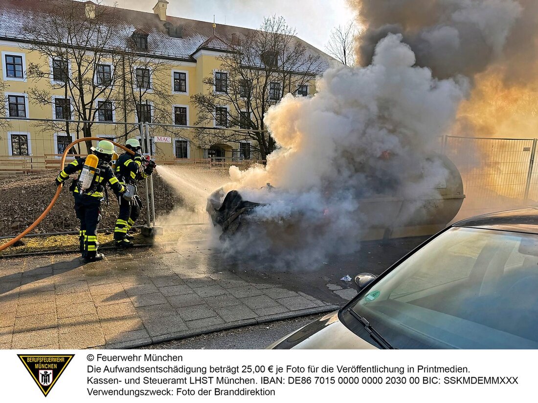 Am 20. Februar 2025 brannten mehrere Container in Georgenschwaige. Die Feuerwehr München kämpfte gegen große Rauchausbreitung.