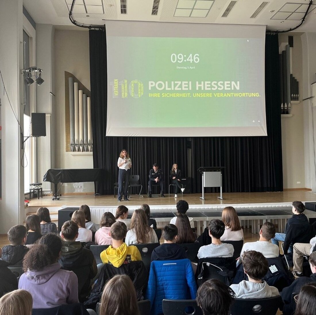Am 1. April 2025 diskutierten Schüler der Albert-Schweitzer-Schule in Kassel mit der Polizei über Respekt und Alltagserfahrungen.