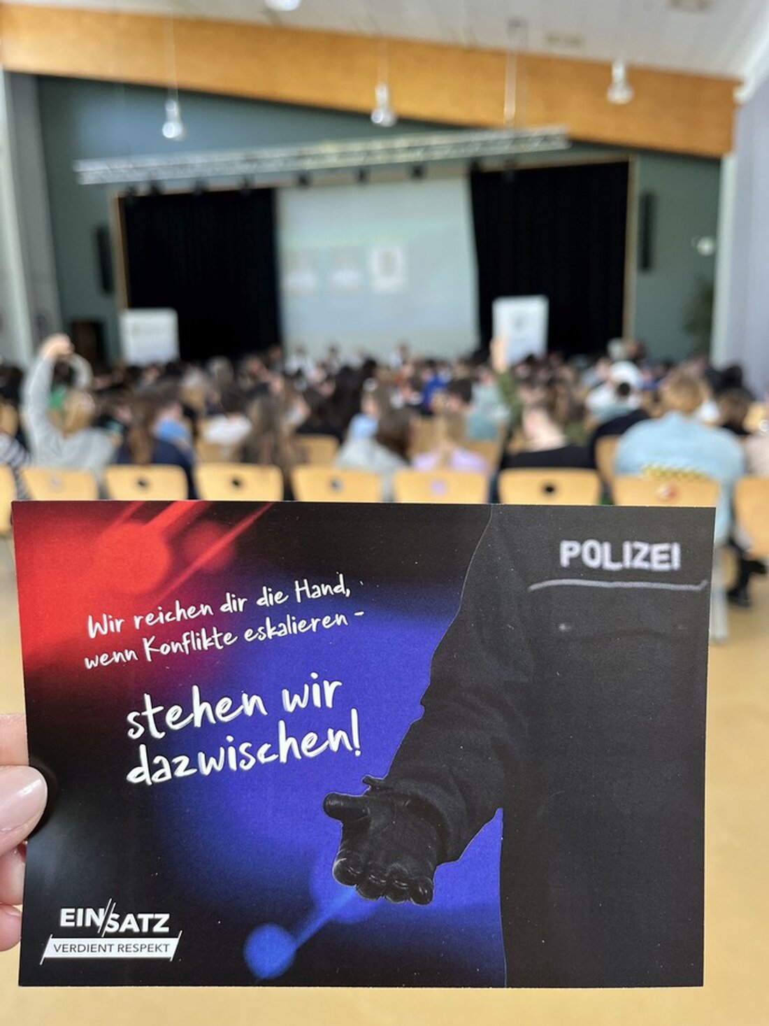 Erste Veranstaltung der Dialogreihe "Cops im Dialog" bringt Schüler und Polizei in Bad Schwalbach zusammen, um Vertrauen und Austausch zu fördern.
