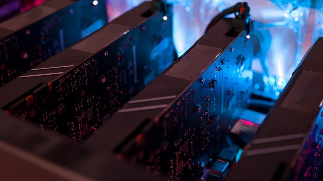 Die Aktien von Core Scientific stiegen am Dienstag um mehr als 17 %, als das Bitcoin-Mining-Unternehmen neue Entwicklungen rund um seinen Deal mit dem künstlichen Intelligenzanbieter CoreWeave bekannt gab. Laut einer Pressemitteilung Am 6. August hat CoreWeave zugestimmt, seinen Hosting-Vertrag mit dem Bitcoin-Miner um zusätzliche Infrastruktur zu erweitern. Core Scientific wird dann weitere 112 Megawatt für die Nvidia-Grafikprozessoren von Coreeave liefern. Abkommen zwischen Core Scientific und CoreWeave Die neuen Anpassungen des Vertrags werden vor Ende 2024 in Kraft treten, der Betrieb soll Anfang 2026 aufgenommen werden. Der mehrjährige Vertrag von Core Scientific mit CoreWeave wird neue Hosting-Einnahmen in Höhe von …