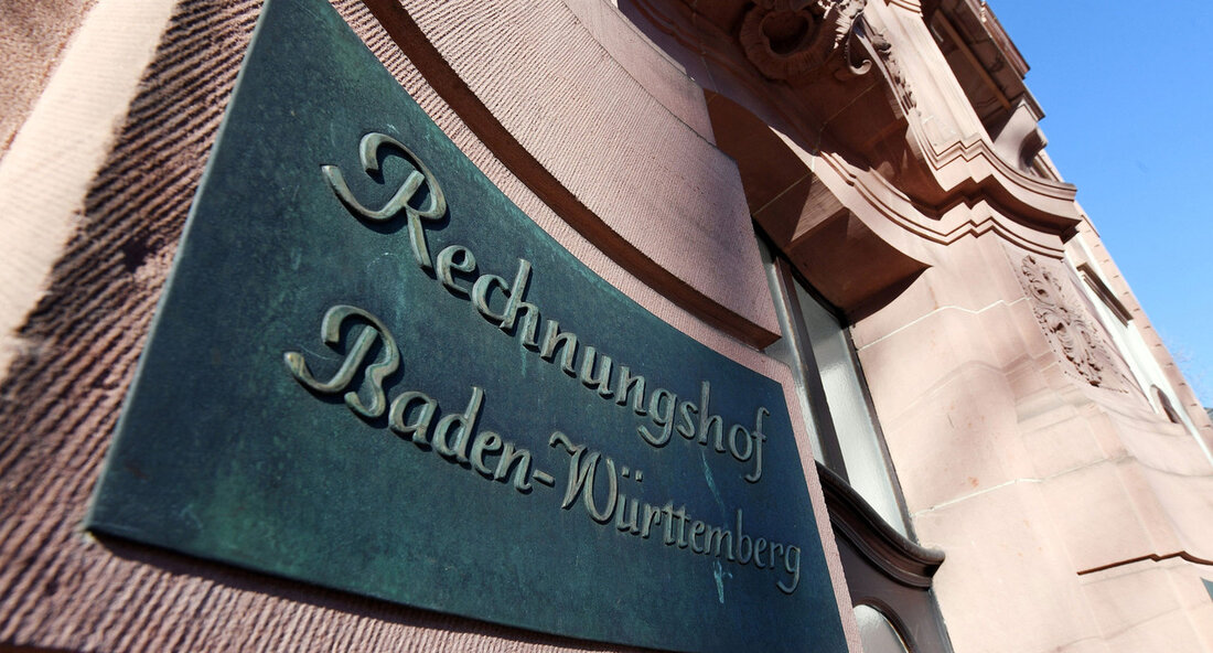 Die Landesregierung schlägt Dr. Cornelia Ruppert als neue Präsidentin des Rechnungshofs Baden-Württemberg vor. Die Abstimmung im Landtag soll am 24. Mai 2023 stattfinden, sodass Dr. Ruppert das Amt am 1. Juli 2023 antreten könnte. Das Kabinett hat am 16. Mai 2023 entschieden, dem Landtag Dr. Cornelia Ruppert als Nachfolgerin von Günther Benz vorzuschlagen und um Zustimmung des Parlaments zu bitten. Sie soll neue Präsidentin des Rechnungshofs Baden-Württemberg werden. „Dr. Ruppert ist aufgrund ihrer langjährigen und vielseitigen Erfahrung in der Landesverwaltung fachlich bestens geeignet, dieses herausgehobene Amt zu übernehmen“, sagte Ministerpräsident Winfried Kretschmann. Gleichzeitig dankte er Vizepräsidentin Ria Taxis, die den …