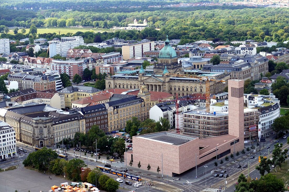 Der Mittwoch in Leipzig: Corona ist zurück – bei Tests gibt‘s Engpässe Auf einen Grippefall kommen aktuell 88 Corona-Infektionen in Sachsen. Was bei Covid-Verdacht zu beachten ist, welche Einschränkungen der Bahnstreik bringt und was am Mittwoch noch wichtig war – hier im „Leipzig Update“. Guten Abend, liebe Leserinnen und Leser, sah Ihr Corona-Test in den letzten Tagen auch so aus? Bild des Tages Die ersten Buden sind schon da: Der Aufbau des Leipziger Weihnachtsmarkts ist bereits in vollem Gange. Los geht es in knapp zwei Wochen. Drei persönliche Lese-Empfehlungen für Sie Bahnstreik und die Folgen: Wegen des GDL-Streiks ab heute …