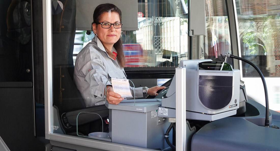Das Land fördert erneut Trennscheiben für Fahrersitze zum Schutz vor dem Coronavirus in öffentlichen Bussen und Bürgerbussen. Für noch nicht berücksichtigte Fahrzeuge gibt es nun eine zweite Förderchance bis Ende Oktober 2021. Das Verkehrsministerium Baden-Württemberg hat die Besondere Förderrichtlinien für technische Schutzwände für Busfahrer neu aufgelegt. Bewerbungen können ab sofort an die L-Bank gefragt werden. Damit unterstützt das Land Baden-Württemberg die Anschaffung von Schutzscheiben in öffentlichen Bussen und Bürgerbussen, damit sich Fahrer und Fahrgäste in den Bussen sicher fühlen und dem öffentlichen Personennahverkehr Vorrang vor dem Individualverkehr einräumen. Zweite Chance für Corona-Förderung für Busse Verkehrsminister Winfried Hermann sagte: „Wir möchten &hellip;