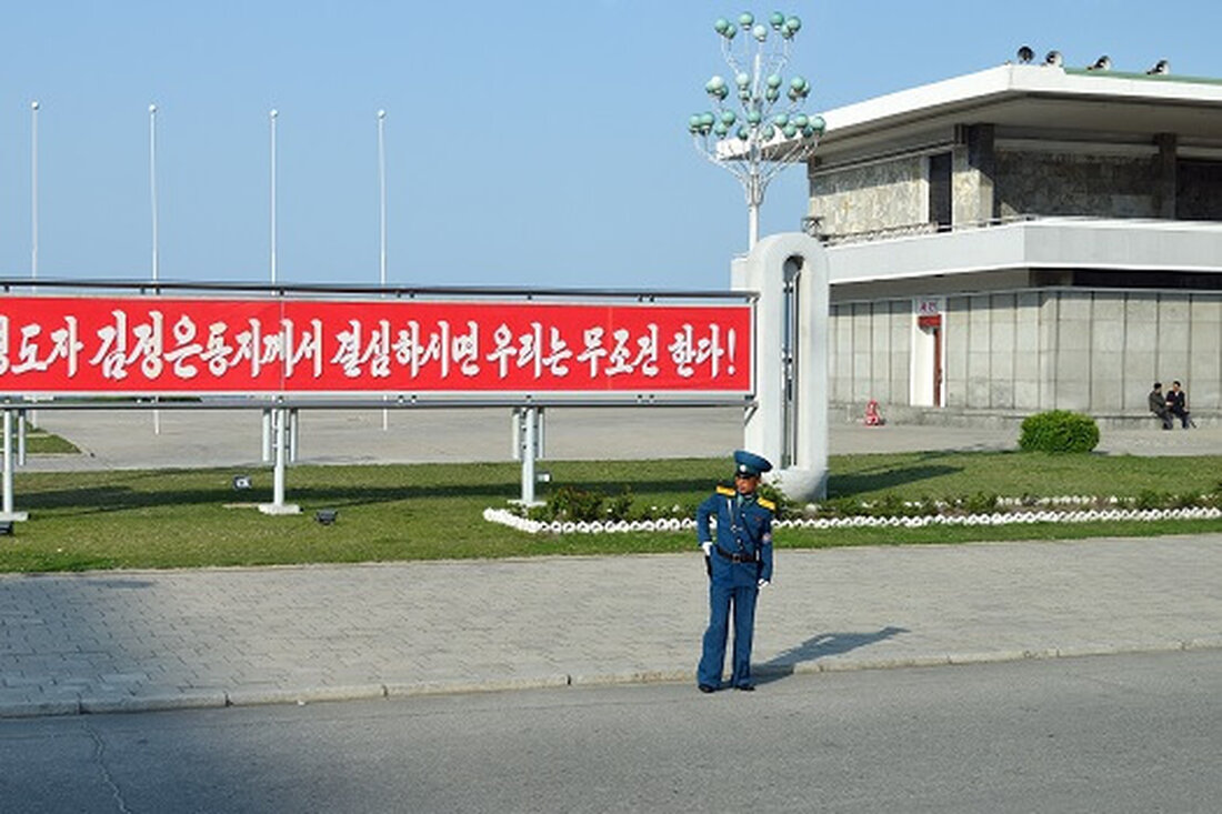 Cosmos-Mitbegründer Jae Kwon behauptet, nordkoreanische Agenten hätten bei der Entwicklung des LSM-Codes von Cosmos Hub geholfen. Kwon wirft Zaki Manian von Iqlusion vor, ungelöste Sicherheitsrisiken zu verbergen. Kwon fordert eine sofortige Prüfung und eine strengere Aufsicht für zukünftige Implementierungen. Cosmos-Mitbegründer Jae Kwon hat ernsthafte Bedenken hinsichtlich der Integrität des Liquid Staking Module (LSM) des Cosmos Hub geäußert und behauptet, dass an wesentlichen Teilen seiner Entwicklung Personen beteiligt waren, die mit Nordkorea in Verbindung stehen. In einem Stellungnahme Kwon wurde am Dienstag veröffentlicht und beschuldigte das Cosmos-Validator-Hosting-Unternehmen Iqlusion und seinen Leiter Zaki Manian der „groben Fahrlässigkeit“, die Integration des Moduls ohne …