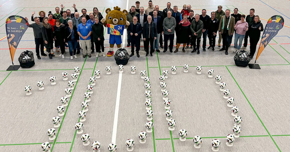 In exakt 100 Tagen ist Anpfiff zur UEFA EURO 2024 und die Vorfreude steigt mit der Ankunft des offiziellen Spielballs „Fußballliebe“. Insgesamt 900 dieser Bälle sind beim Sächsischen Fußball-Verband eingetroffen, um an Vereine, Schulen und inklusive Projekte in Leipzig verteilt zu werden. Bei der Übergabe der ersten Ballnetze am 6. März 2024 waren Vertreter der Leipziger Landesliga und Landesklasse (Herren/Frauen), Schulen und inklusive Projekte anwesend. Der Präsident des Sächsischen Fußball-Verbandes, Hermann Winkler, betonte die Wichtigkeit, dass Stadt, Region und Vereine von der Heim-Europameisterschaft profitieren können. Die „Fußballliebe“ ist der offizielle Spielball der UEFA EURO 2024 und soll eine Hommage an …